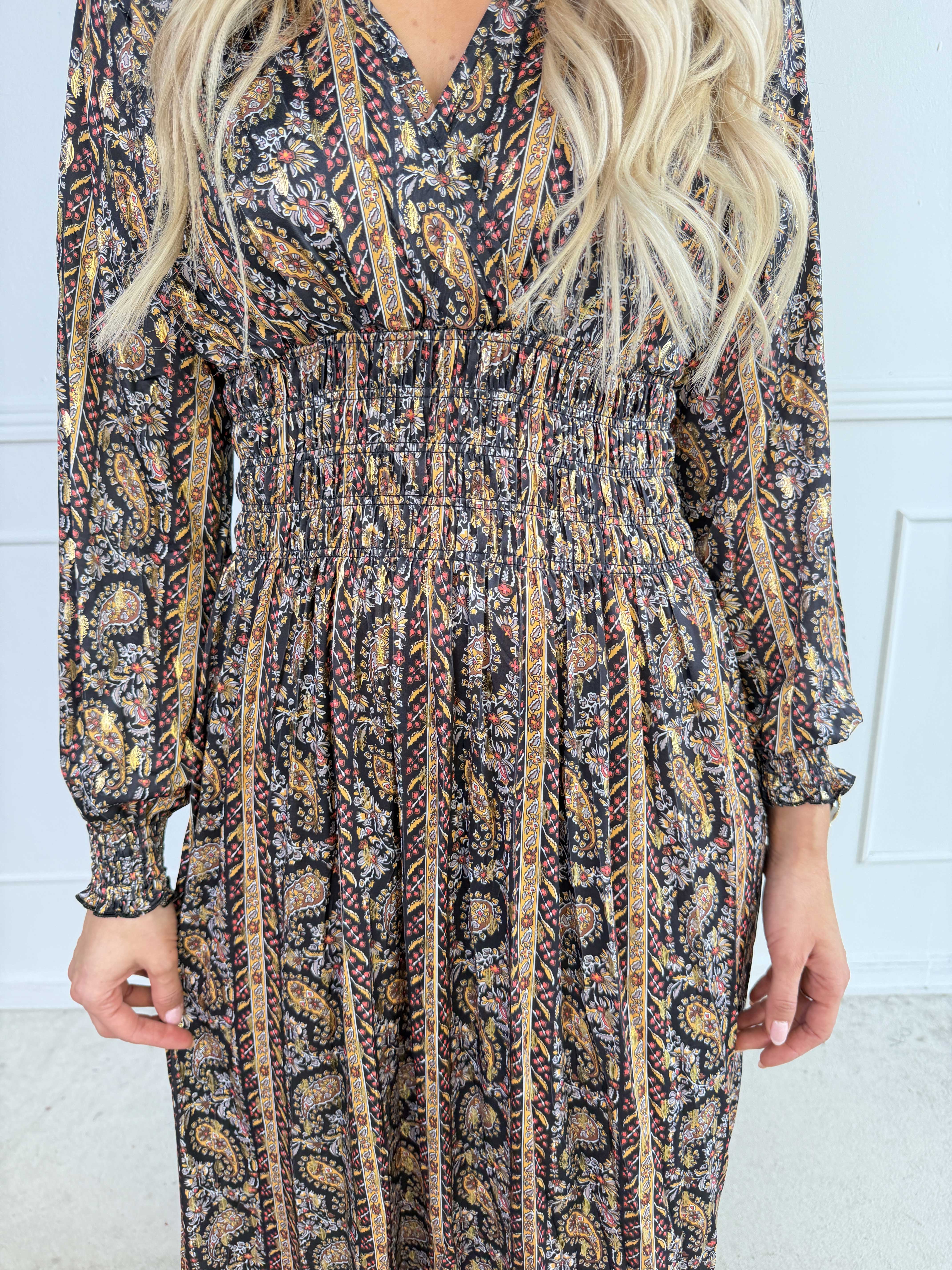 Pams Tapestry L/S - Smuk kjole med farverigt paisleyprint og elegante gulddetaljer